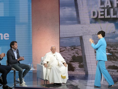 "Quando ero bambino la tv non era stata inventata". La gaffe su Rai1 col Papa