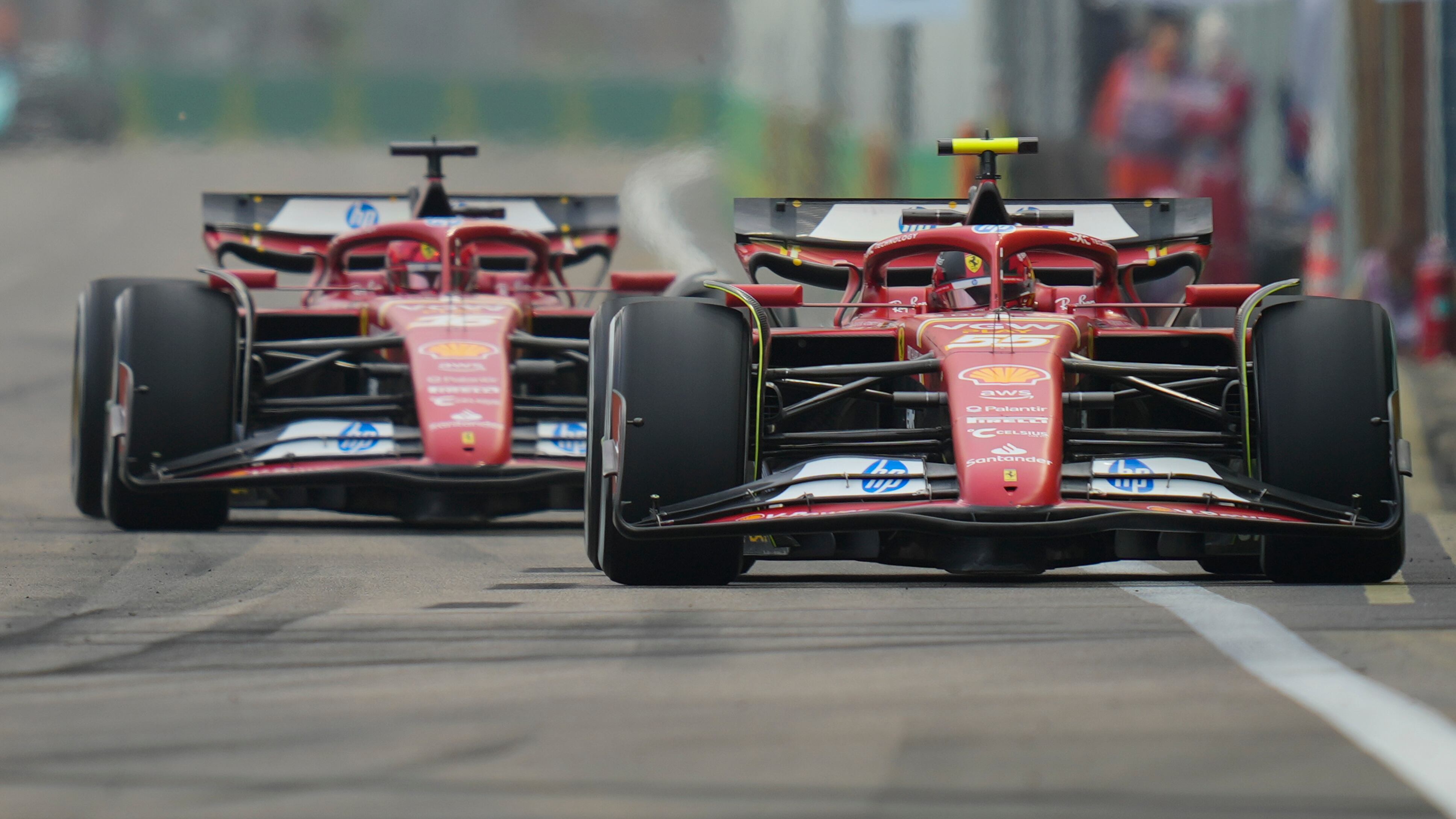 F1, duello Ferrari-McLaren nelle libere a Singapore: vicinissimi Leclerc e Norris