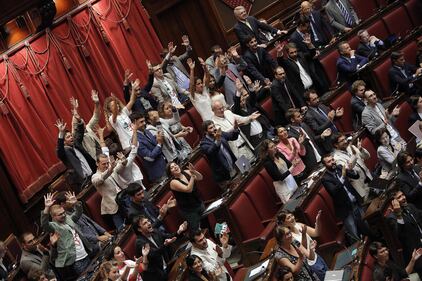 Bagarre alla Camera: dal M5S proteste, insulti e sfottò 1