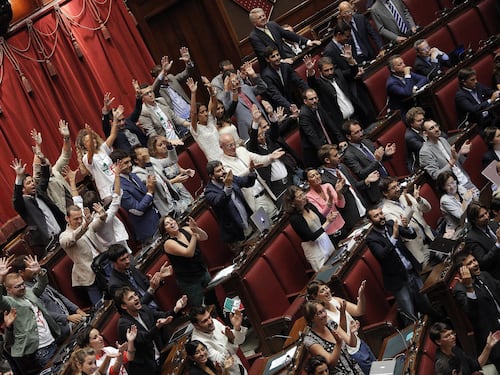 Bagarre alla Camera: dal M5S proteste, insulti e sfottò