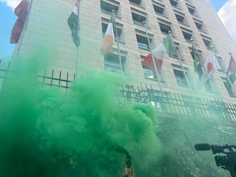 Manifestanti pro Palestina tolgono la bandiera di Israele dal palazzo della Fao 4