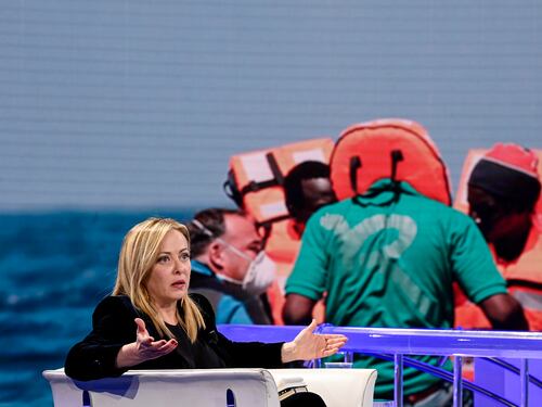 Meloni punge Macron ma rinvia al 2023 il decreto sulle Ong. E allontana il Mes: non lo chiederemo