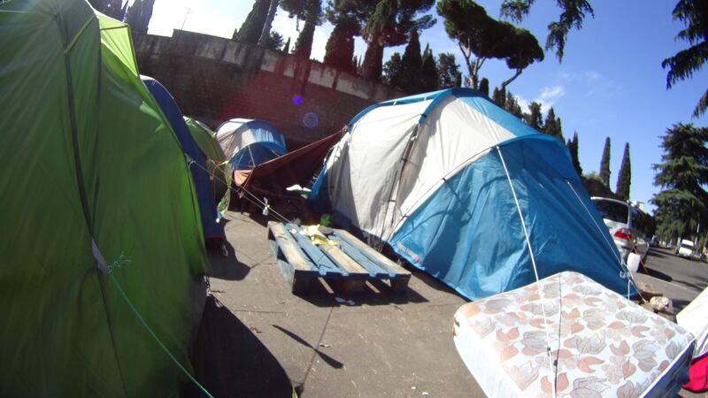 Emergenza profughi a Roma: in centinaia accampati in via Tiburtina 9
