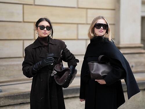 Scoaf coat, il cappotto con sciarpa incorporata. 5 look trendy da mattina a sera