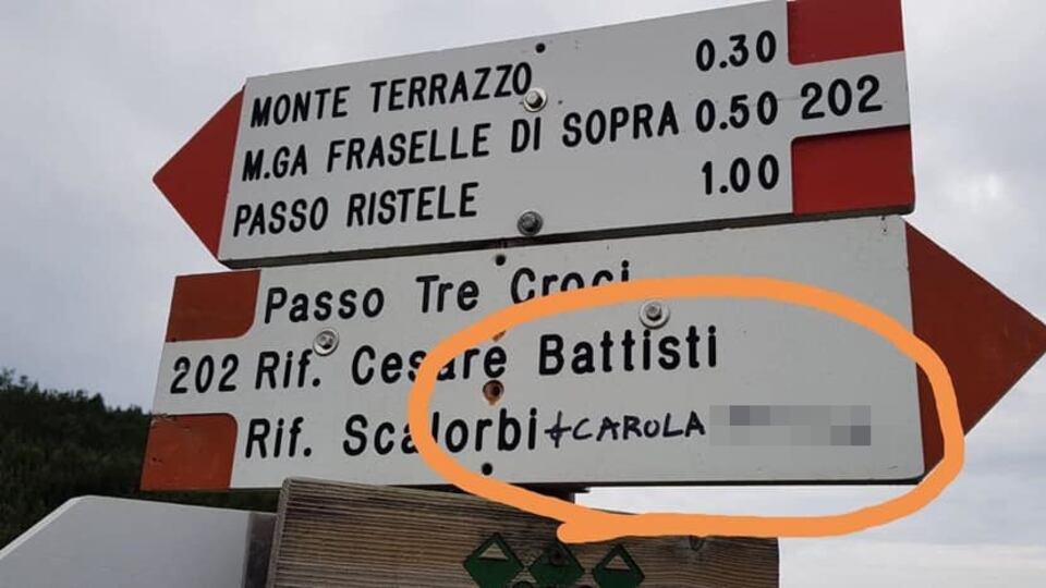 "Carola Rackete tr...". Gli insulti choc sui cartelli dei sentieri
