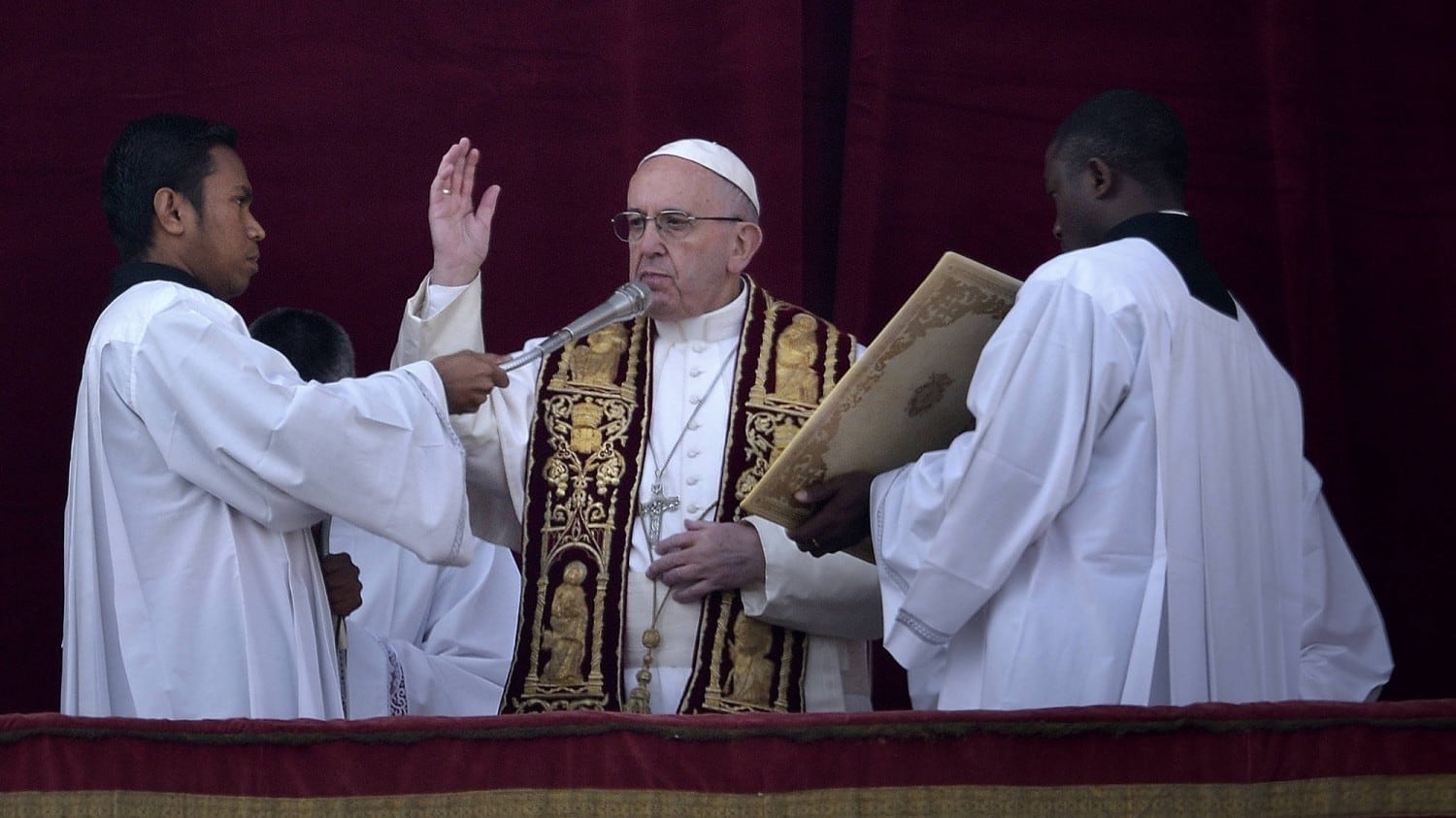 Il miracolo di Papa Francesco: caccia i bagarini da San Pietro