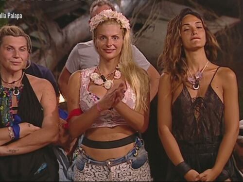 Isola dei Famosi, Nadia Rinaldi a Rosa Perrotta: "Ti ho fatto pure un clistere"