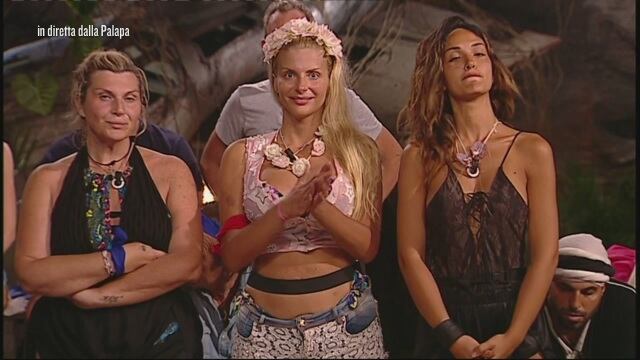 Isola dei Famosi, Nadia Rinaldi a Rosa Perrotta: "Ti ho fatto pure un clistere"