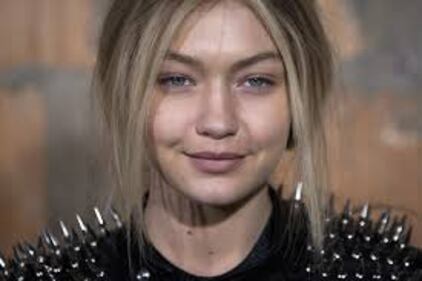 Gigi Hadid, la sexy modella sfreccia con Lewis Hamilton 3