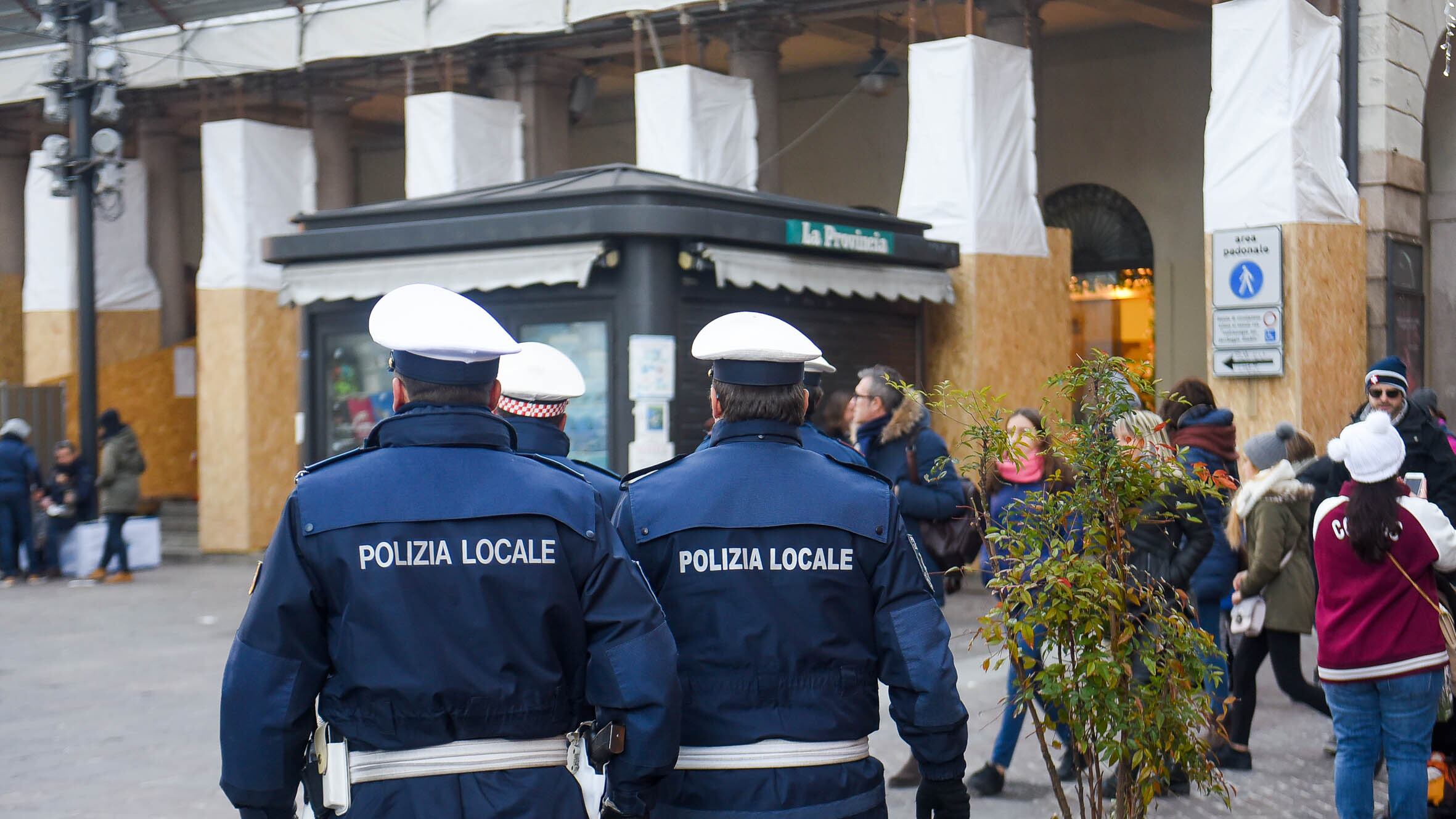 "In Ghana v'avrei tagliato la gola". Poi il migrante picchia gli agenti