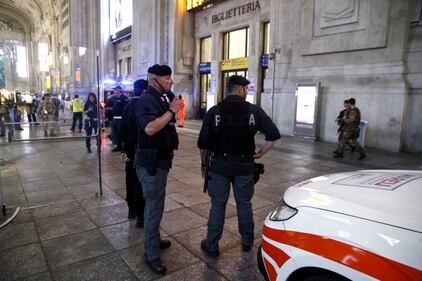 Milano, i soccorsi dopo l'aggressione in centrale 3