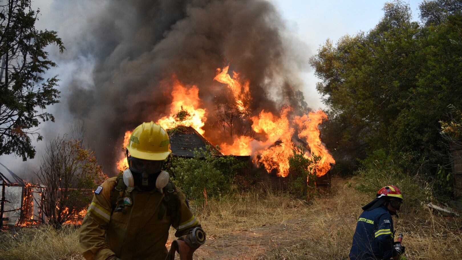 Incendi fuori controllo a Catania. 150 persone messe in salvo via mare