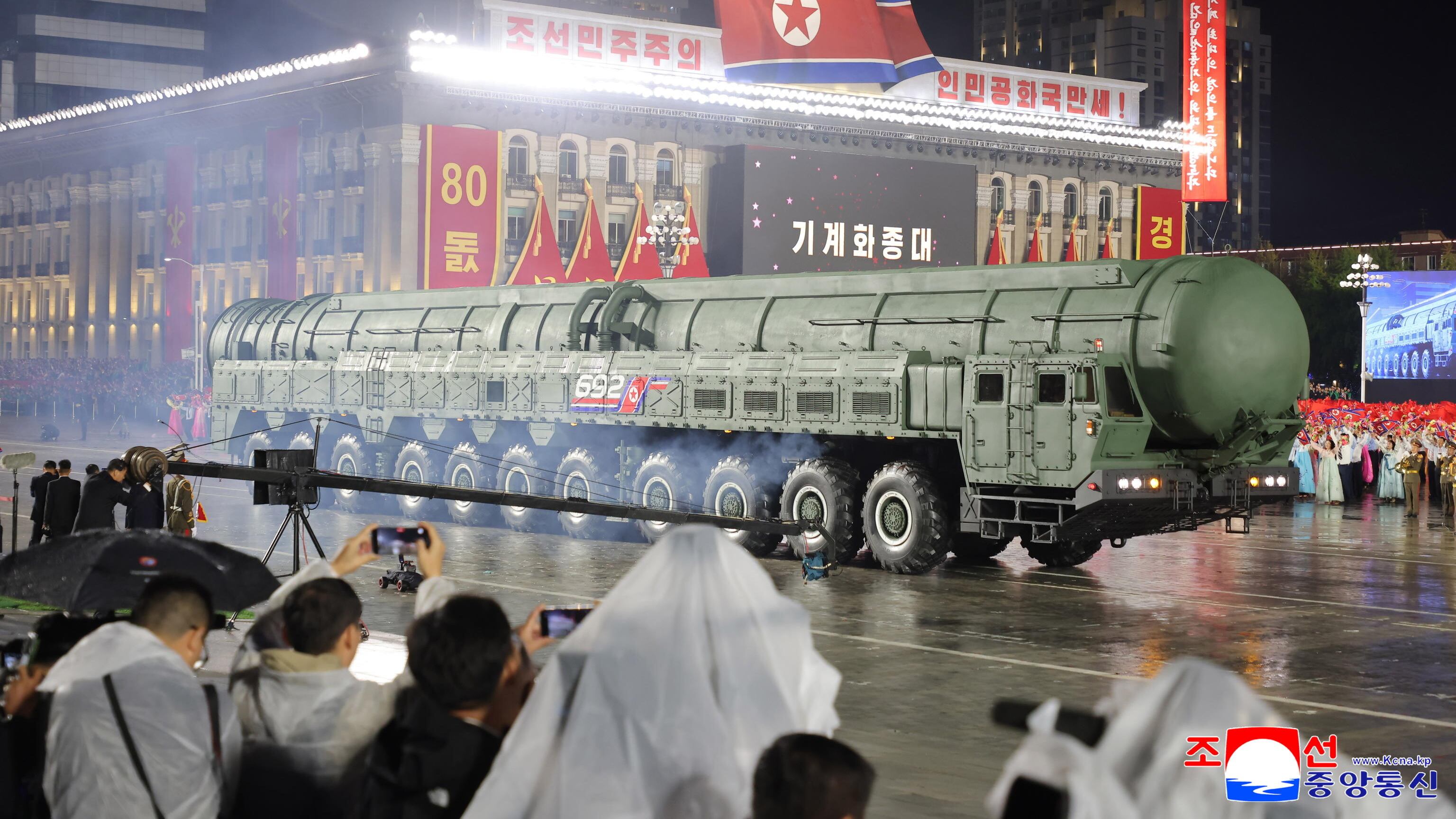 Missili intercontinentali e armi ipersoniche: Kim svela il suo nuovo arsenale