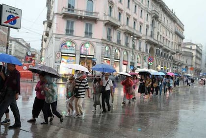 Maltempo su Milano, temporale e grandine in città 5