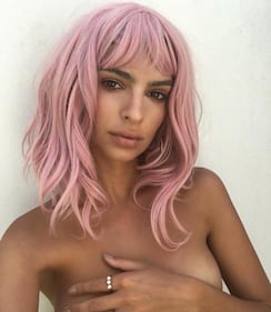 Emily Ratajkowski hot, topless e parrucca rosa 2
