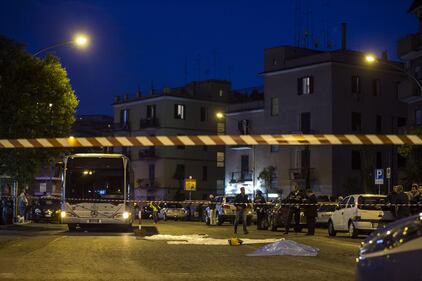 Roma, rom travolgono passanti: 1 morto, 7 feriti 3