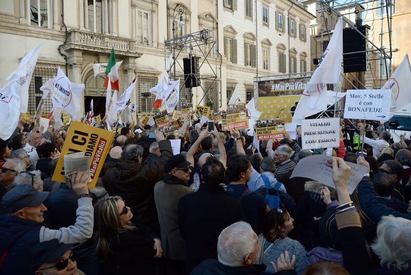 La piazza M5S contro i vitalizi 12