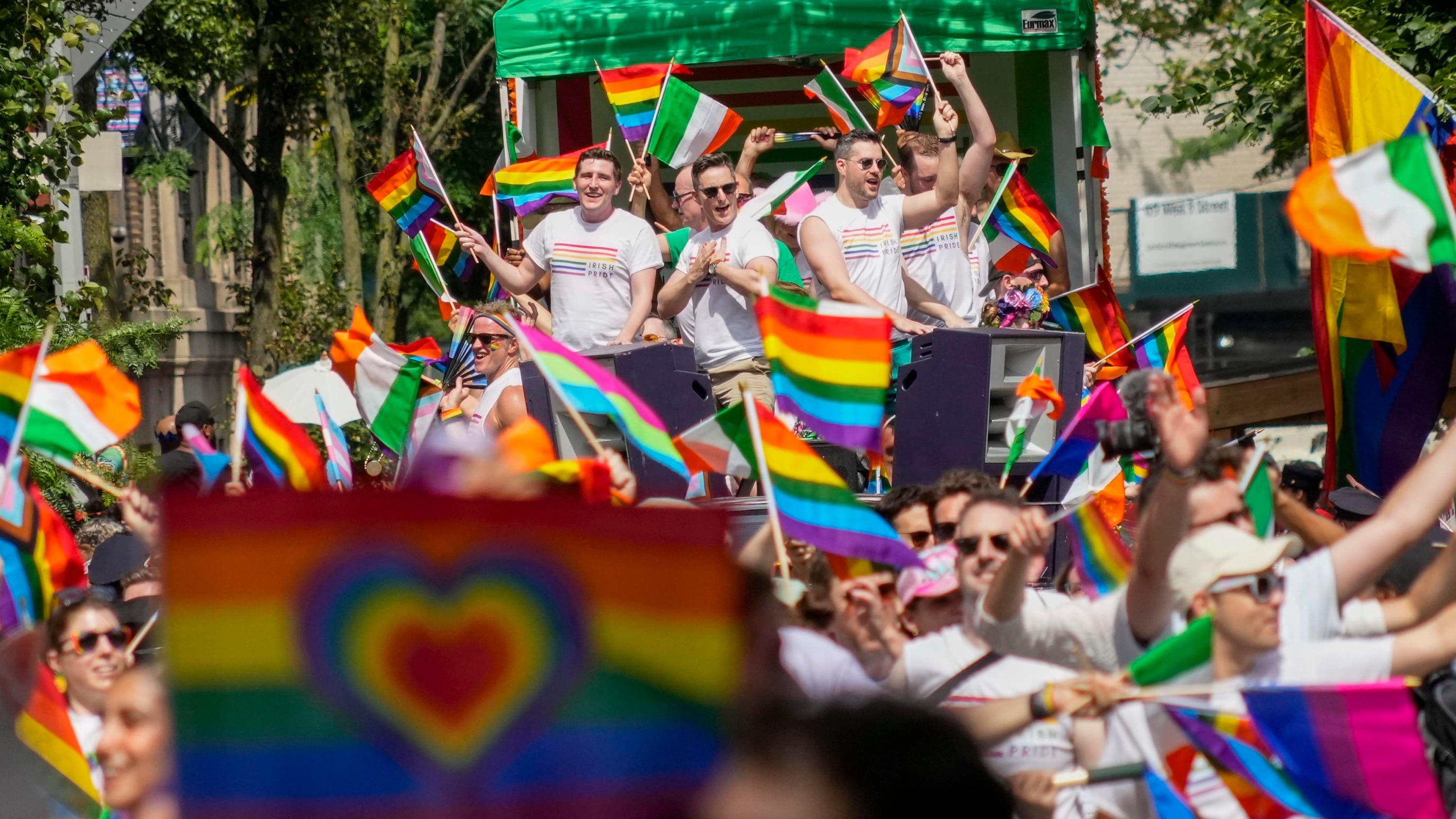 Cromosomi, pronomi trans ed "errori gender": quei prof travolti dall'onda arcobaleno