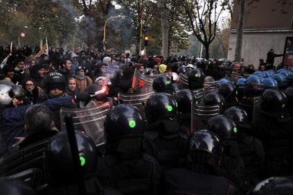 Monti in Bocconi: tafferugli tra polizia e centri sociali 12