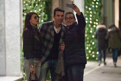 Buffon e la D'Amico fanno shopping in via Montenapoleone 11