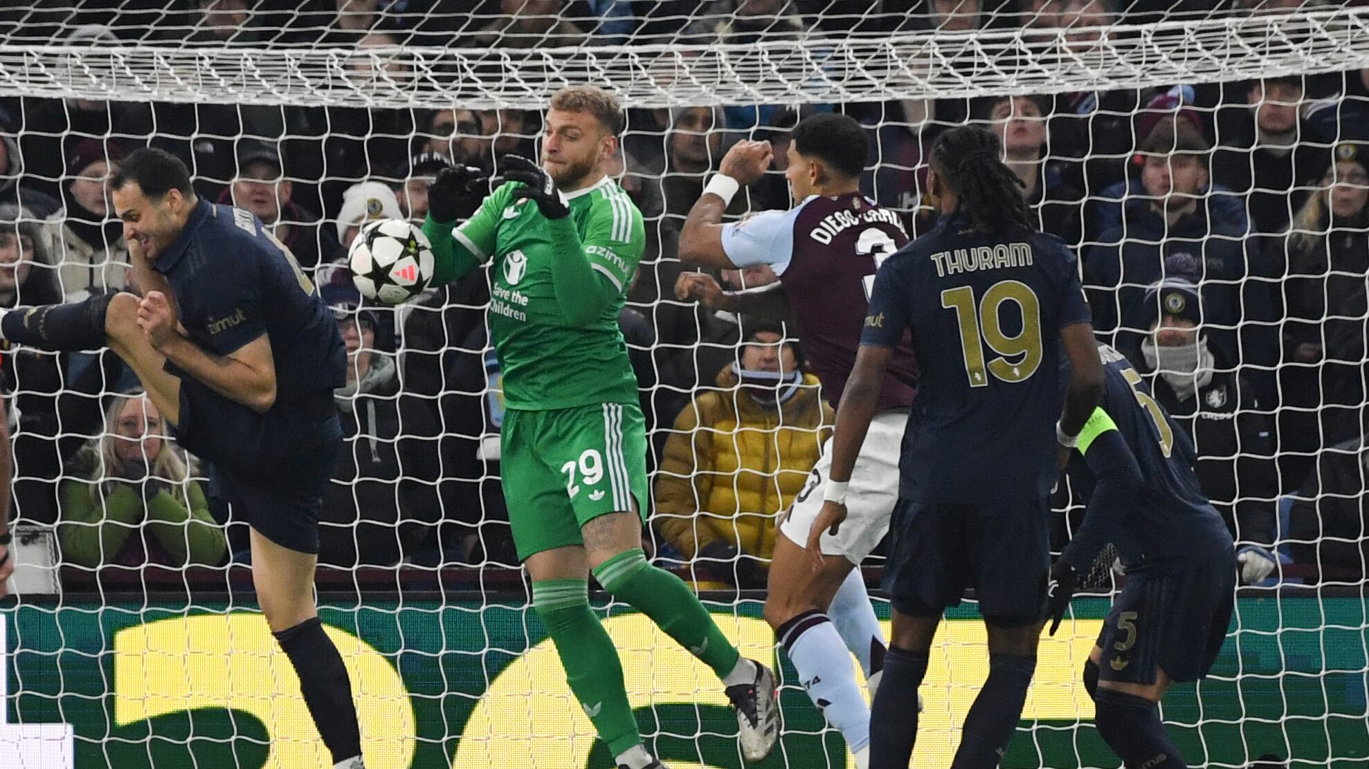 Solo pari per la Juve contro l'Aston Villa. Male il Bologna sconfitto dal Lille, crisi Real