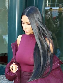 Kim Kardashian hot: bionda e scollata su Twitter 12