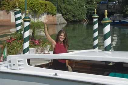 Mostra di Venezia, l'arrivo della madrina Elisa Sednaoui 6