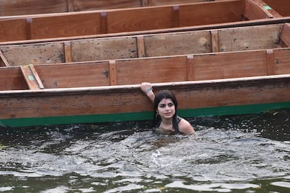 Gli studenti di Cambridge festeggiano tuffandosi nel fiume 6