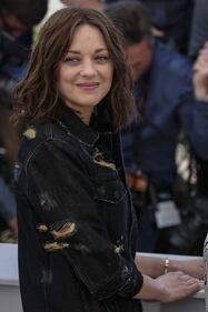 Marion Cotillard fetish al Festival di Cannes tra jeans e borchie ai tacchi 11