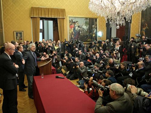 Alle consultazioni arriva Grillo ma è polemica sullo streaming