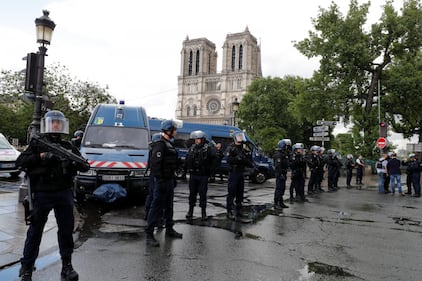 Parigi, aggredito un poliziotto a Notre Dame 1