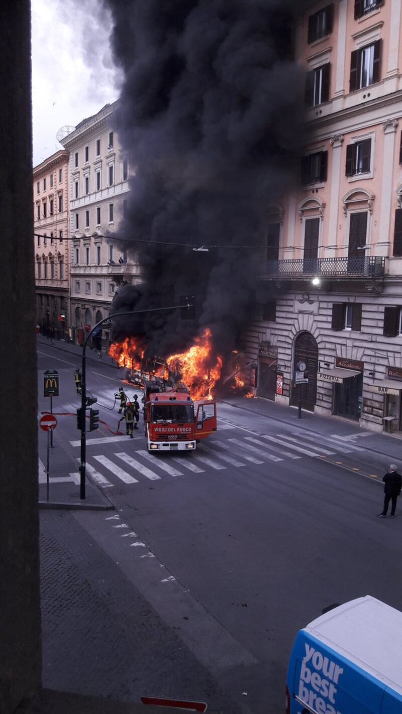 Roma, autobus Atac a fuoco in via del Tritone 1
