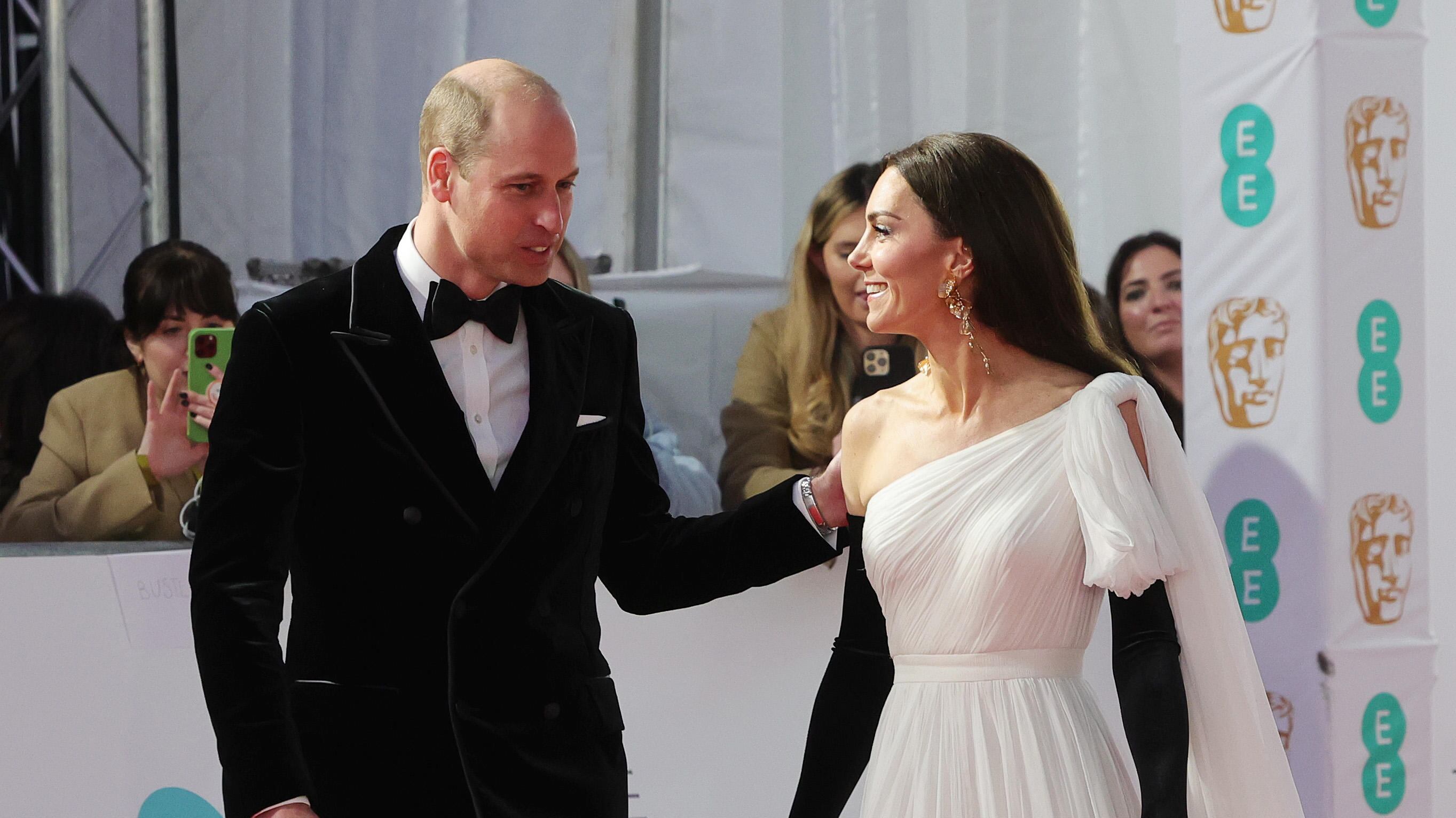 "Una pacca sul...". Il significato del gesto poco royal di Kate ai Bafta