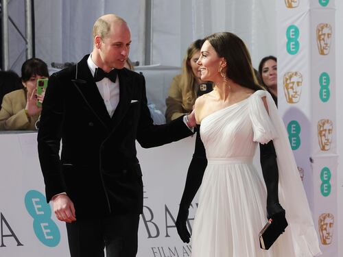"Una pacca sul...". Il significato del gesto poco royal di Kate ai Bafta