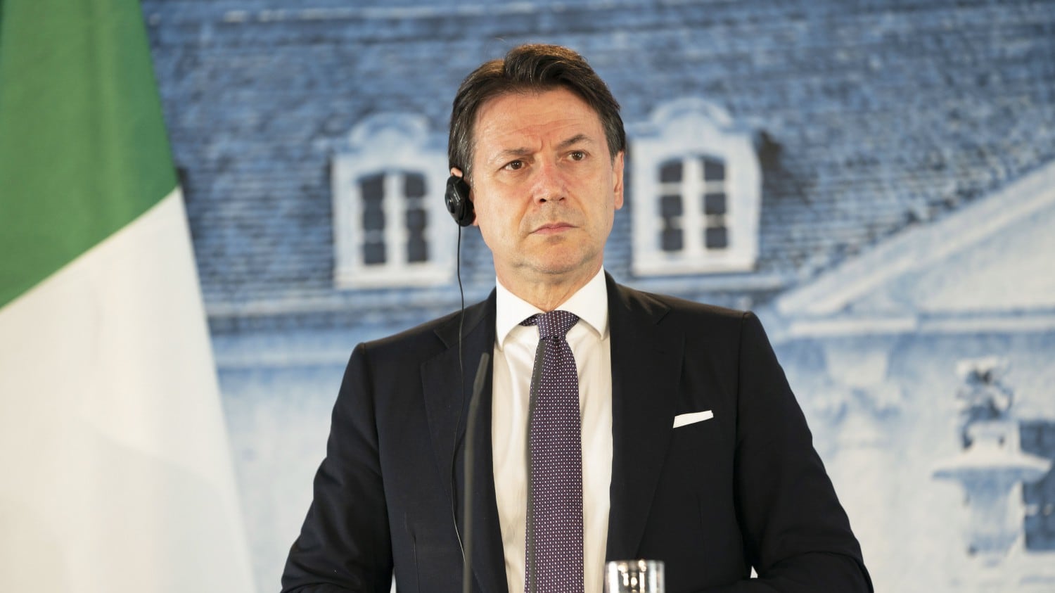 Conte è il leader italiano più amato. Ma nei sondaggi spuntano sorprese