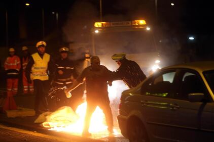 Monza, imprenditore protesta dandosi fuoco 5