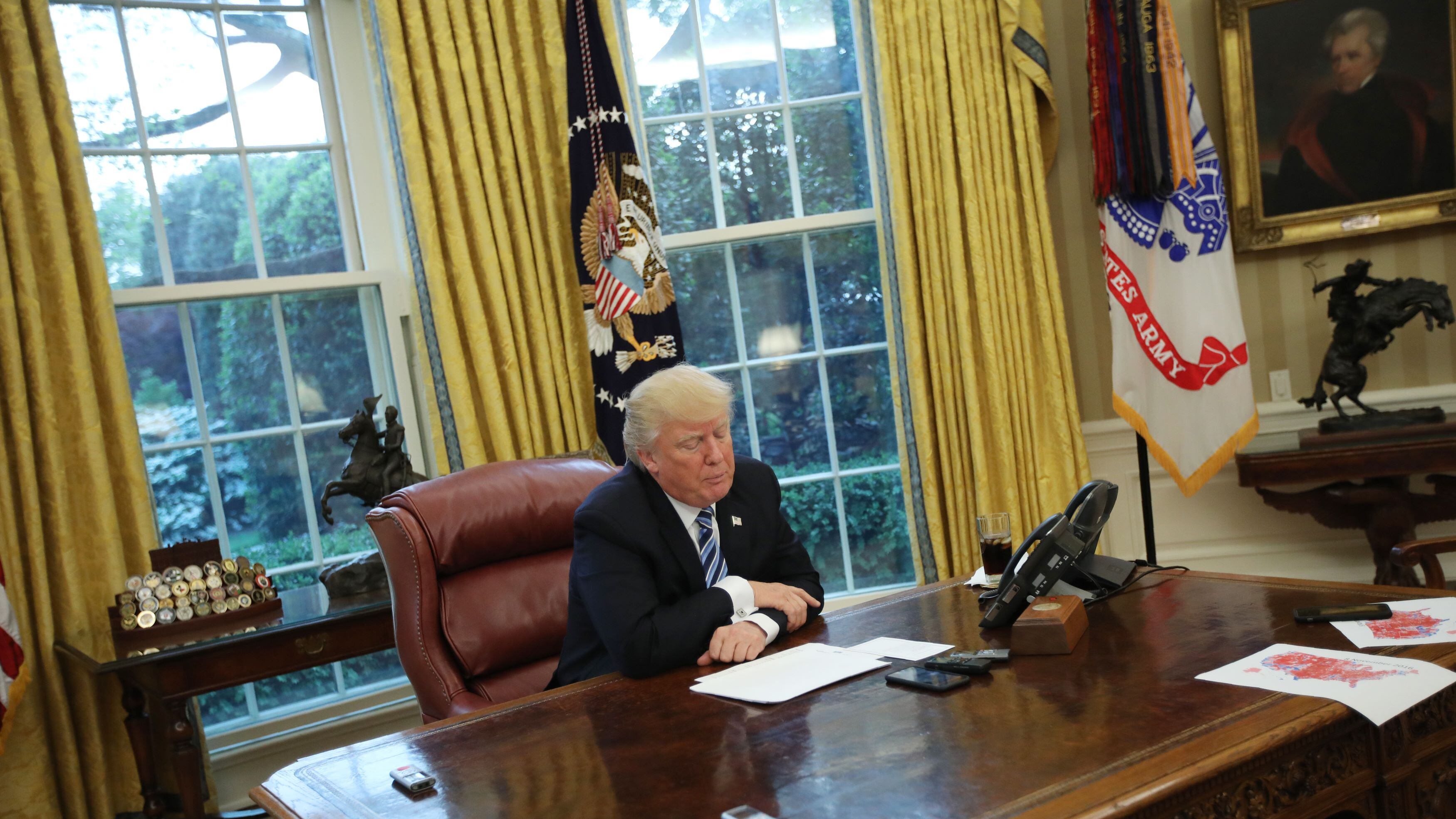 Cosa ha fatto (e non ha fatto) Trump nei primi cento giorni alla Casa Bianca