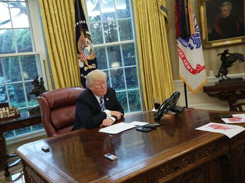 Cosa ha fatto (e non ha fatto) Trump nei primi cento giorni alla Casa Bianca