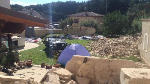 Quelle salme disposte nel giardino di una casa 1