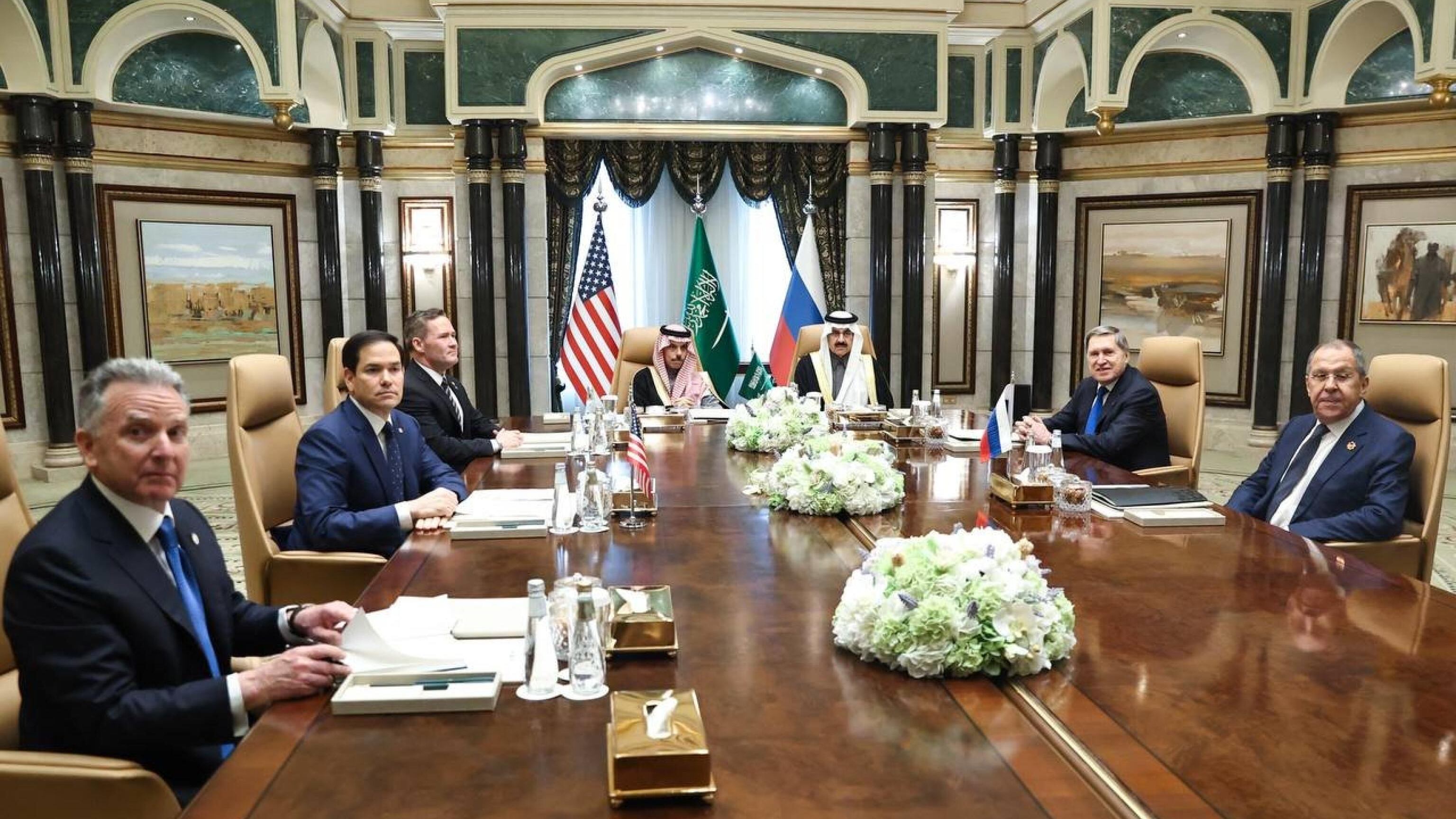 Allarme a Washington: "Spie russe verso gli Usa". E la Cina punta agli 007 "tagliati" da Musk