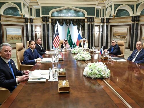 Allarme a Washington: "Spie russe verso gli Usa". E la Cina punta agli 007 "tagliati" da Musk