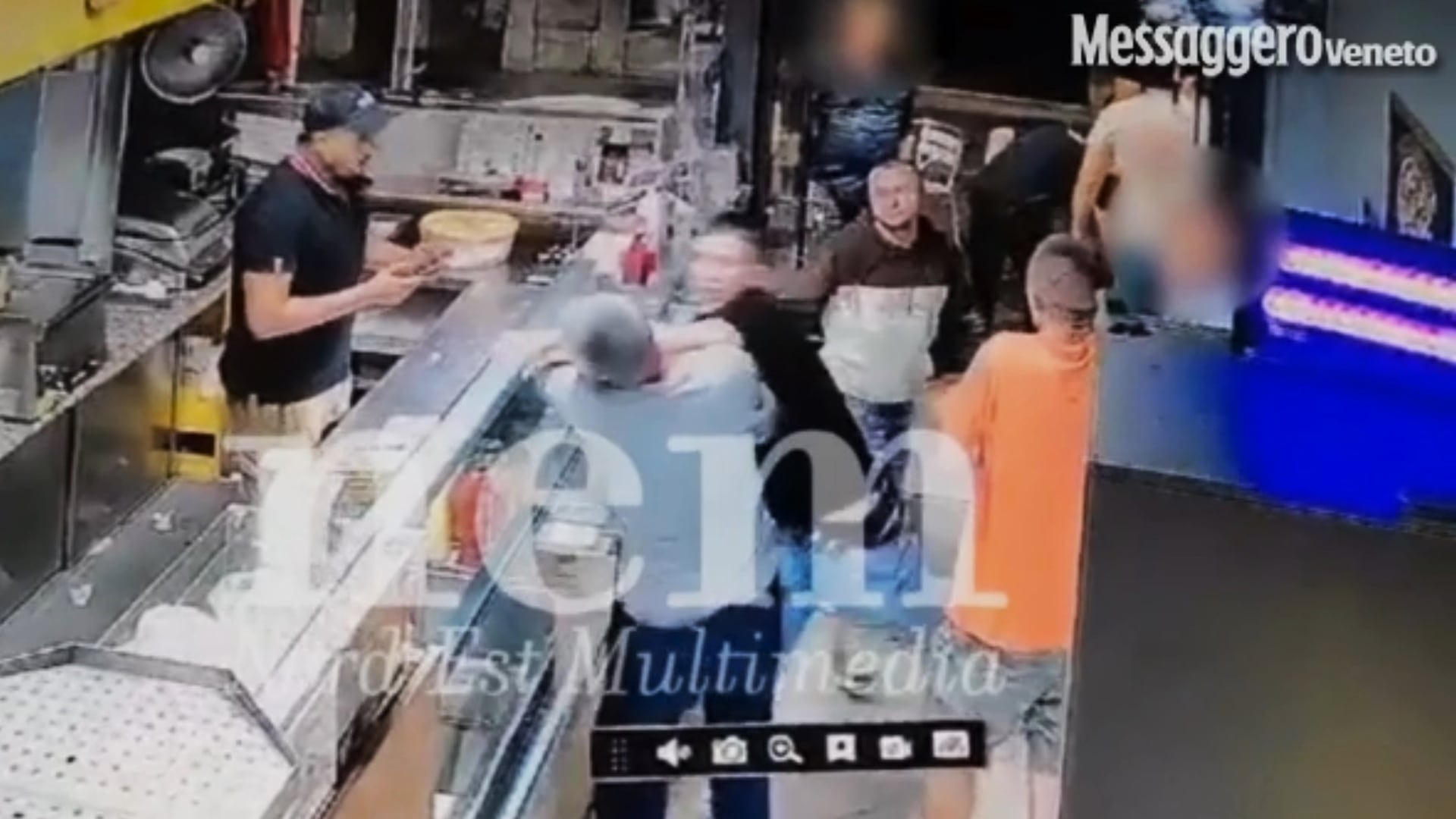 Udine, il video della telecamera di sicurezza: Shimpei Tominaga colpito con un pugno in faccia