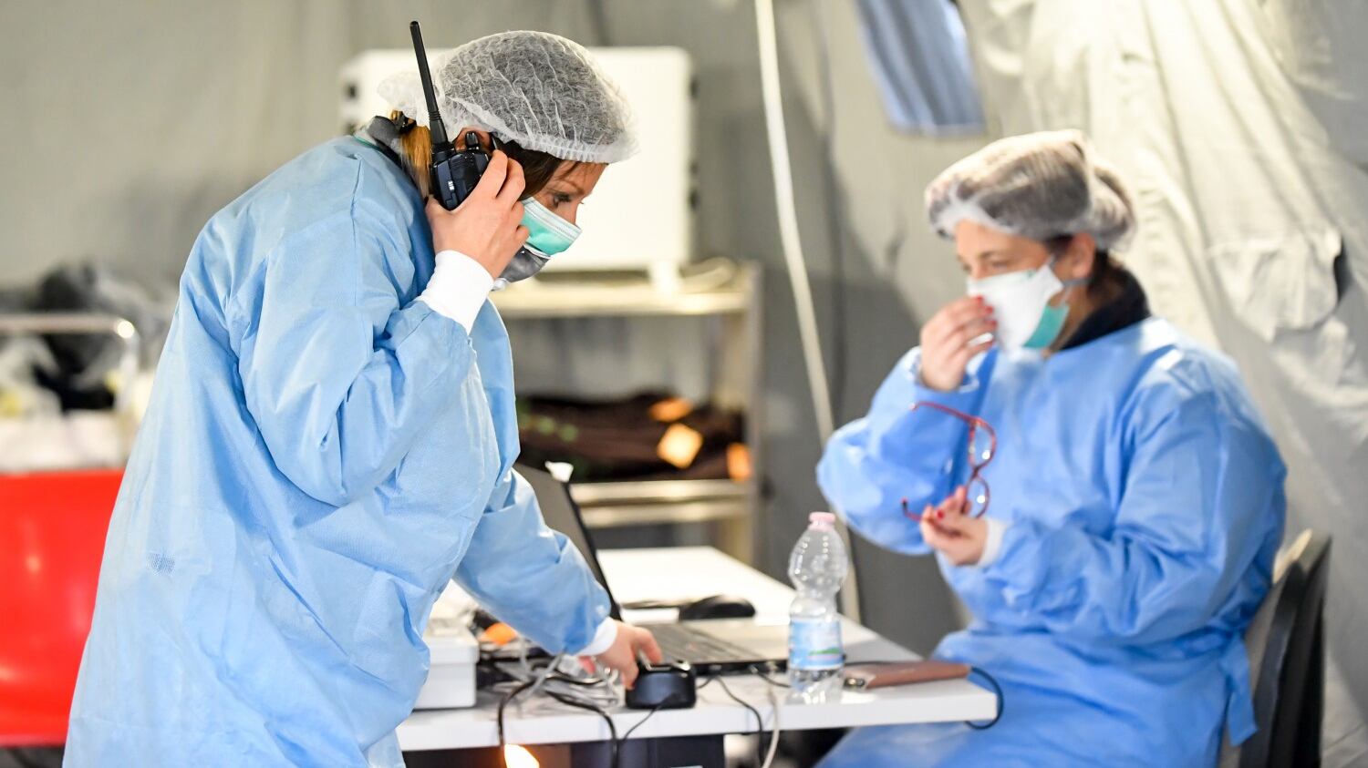 Roma, medici e infermieri costretti a usare mascherine "fai da te"