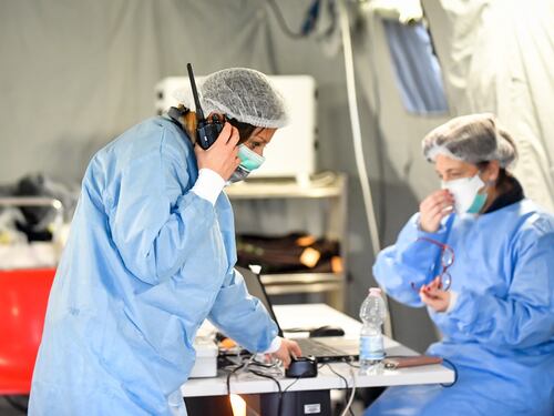Roma, medici e infermieri costretti a usare mascherine "fai da te"