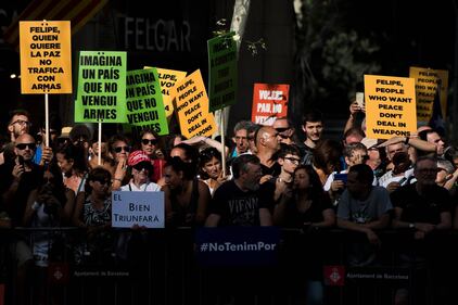 Barcellona in piazza per la pace dopo la strage sulla rambla 4