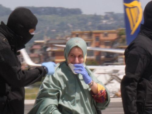 Lo sbarco choc coperta dal velo. "Convertita all'islam per scelta"