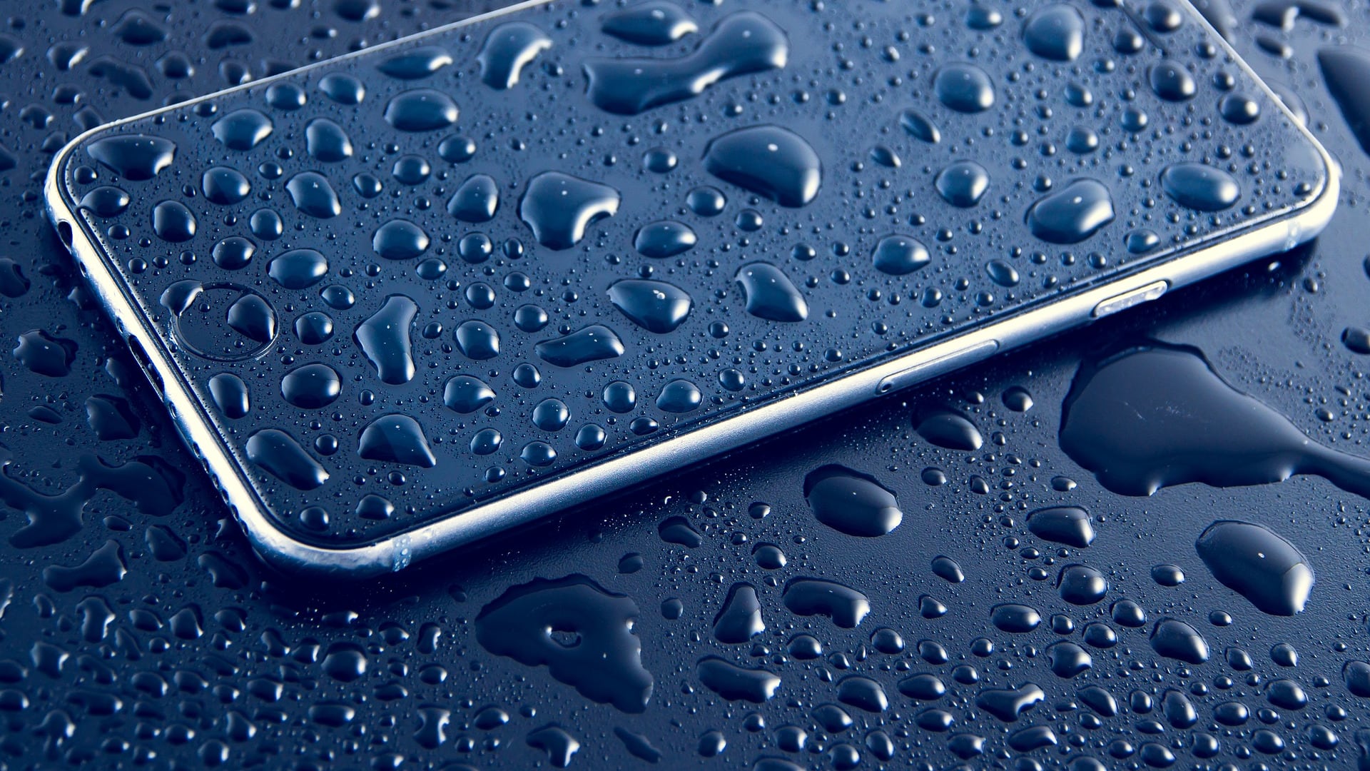 Acqua nel telefono: come toglierla in 6 mosse