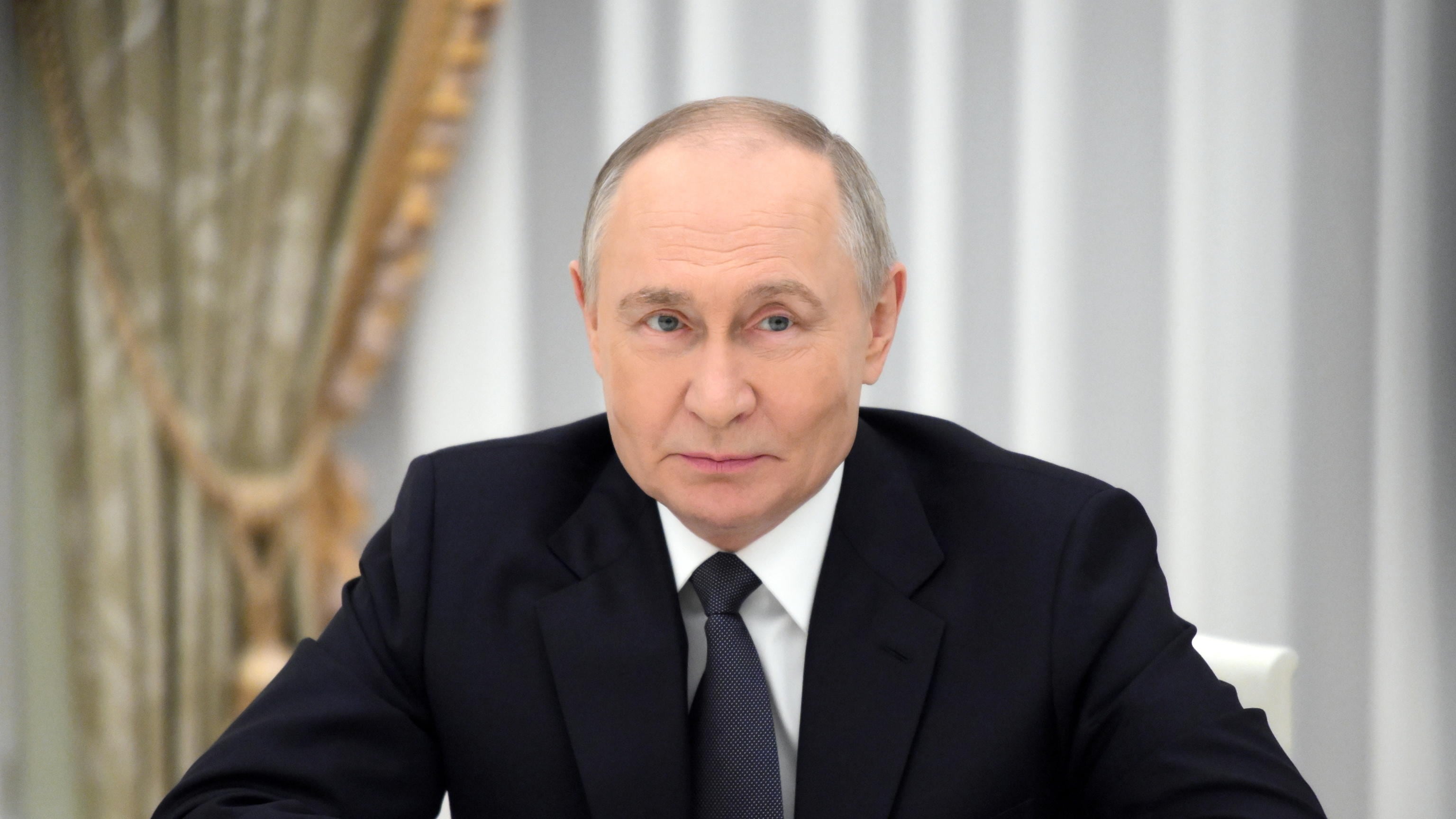 "La loro parola è legge". E Putin cambia il nome dell'aeroporto in "Stalingrad"