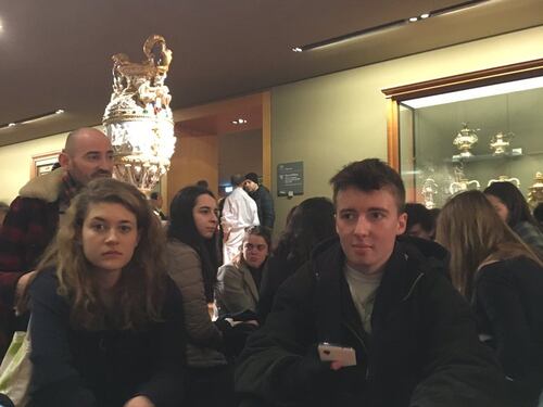 I turisti bloccati dentro il Louvre
