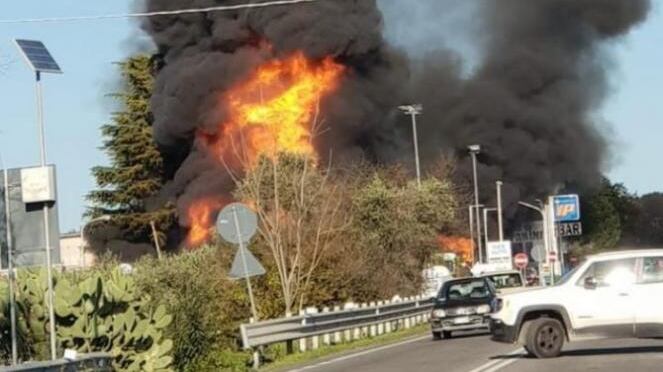 Esplode l'autocisterna: inferno al distributore Due morti e 18 feriti